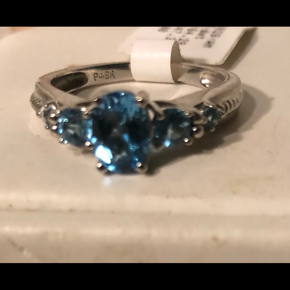Pretty Blue Topaz Ring set in Platina 4